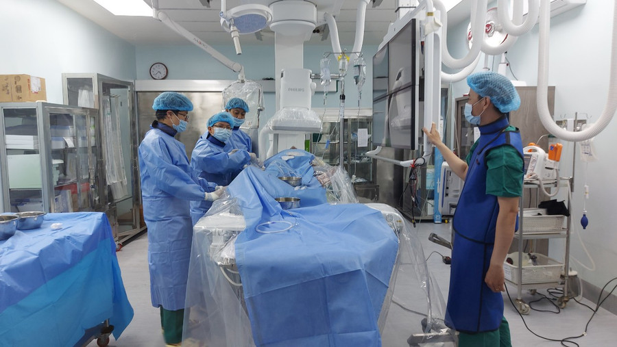 Ê kíp Đơn vị Tim mạch can thiệp (Khoa Tim mạch- Bệnh viện Đa khoa tỉnh Gia Lai) thực hiện can thiệp tim mạch cho bệnh nhân James. Ảnh: Đơn vị cung cấp