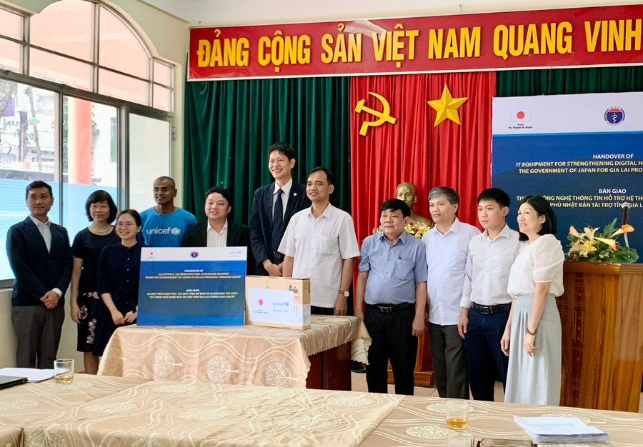 Các đại biểu chụp ảnh lưu niệm tại buổi bàn giao. Ảnh: Như Nguyện Các đại biểu chụp ảnh lưu niệm tại buổi bàn giao. Ảnh: Như Nguyện