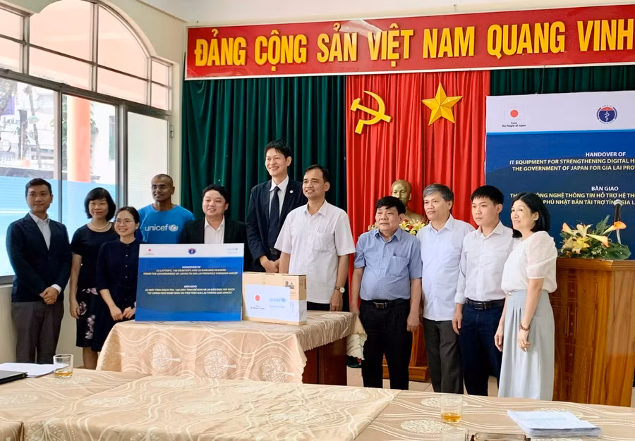 Các đại biểu chụp ảnh lưu niệm tại buổi bàn giao. Ảnh: Như Nguyện