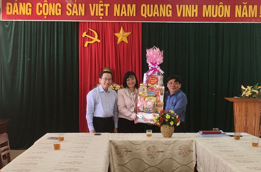 Phó Chủ tịch UBND tỉnh Nguyễn Thị Thanh Lịch tặng quà cán bộ, viên chức, người lao động Trung tâm Kiểm soát bệnh tật tỉnh. Ảnh: Như Nguyện