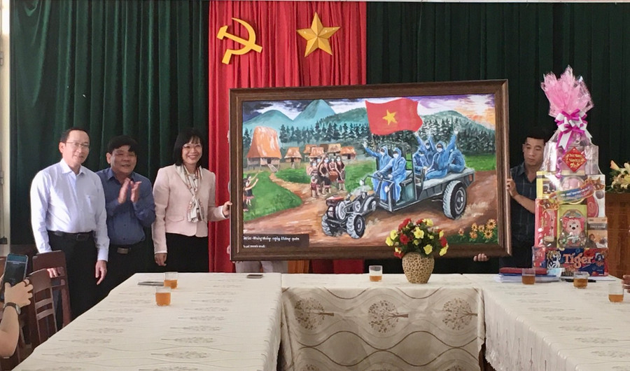 Dịp này Phó Chủ tịch UBND tỉnh Nguyễn Thị Thanh Lịch cũng đã trao tặng bức tranh với chủ đề: Gia Lai- Những tháng ngày không quên của tác giả Nguyễn Quốc đến Trung tâm Kiểm soát bệnh tật tỉnh. Ảnh: Như Nguyện