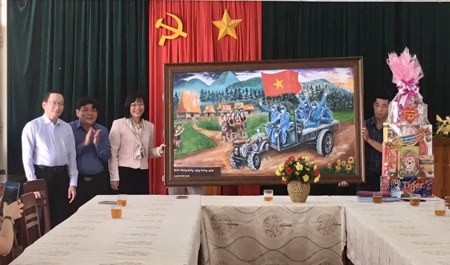 Dịp này Phó Chủ tịch UBND tỉnh Nguyễn Thị Thanh Lịch cũng đã trao tặng bức tranh với chủ đề: Gia Lai- Những tháng ngày không quên của tác giả Nguyễn Quốc đến Trung tâm Kiểm soát bệnh tật tỉnh. Ảnh: Như Nguyện