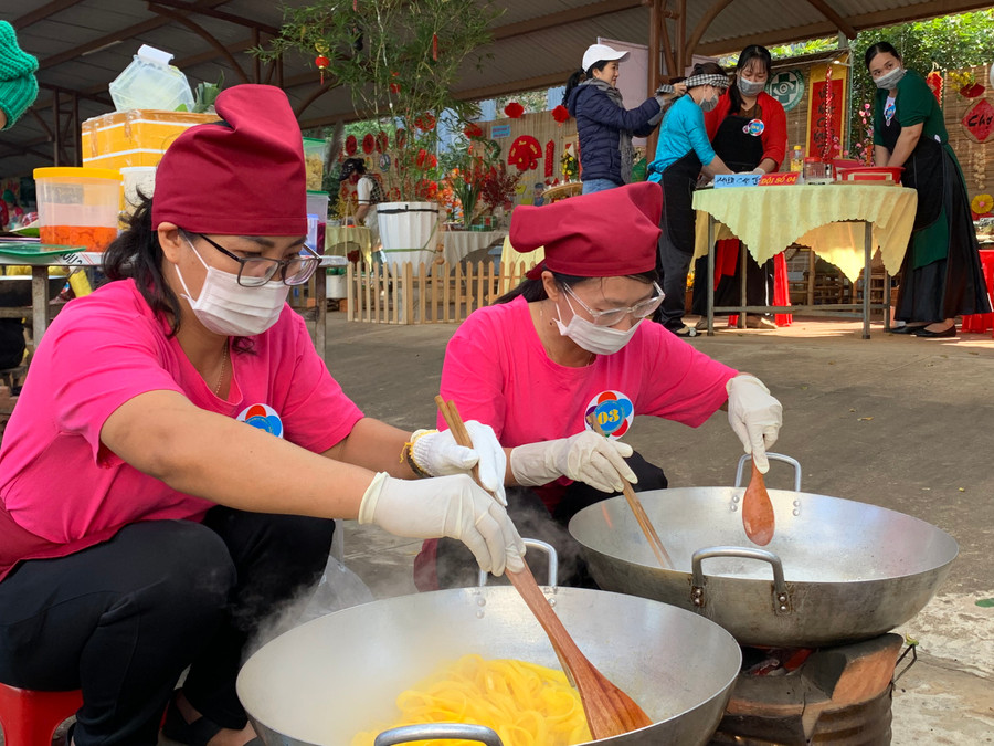 Các đội thi đều cố gắng tạo ra các sản phẩm bánh, mứt chất lượng để gửi tặng các đoàn viên công đoàn khó khăn. Ảnh: Như Nguyện Các đội thi đều cố gắng tạo ra các sản phẩm bánh, mứt chất lượng để gửi tặng các đoàn viên công đoàn khó khăn. Ảnh: Như Nguyện