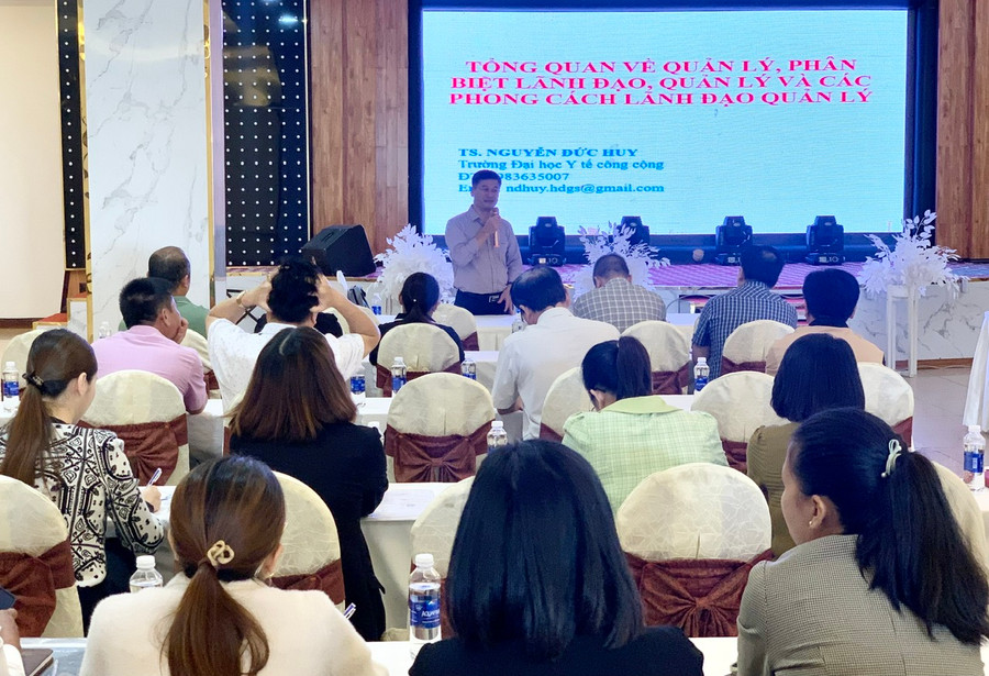 Tiến sĩ Nguyễn Đức Huy- Giảng viên chính Trường Đại học Y tế Công cộng Hà Nội truyền đạt nội dung tổng quan về quản lý. Ảnh: Như Nguyện