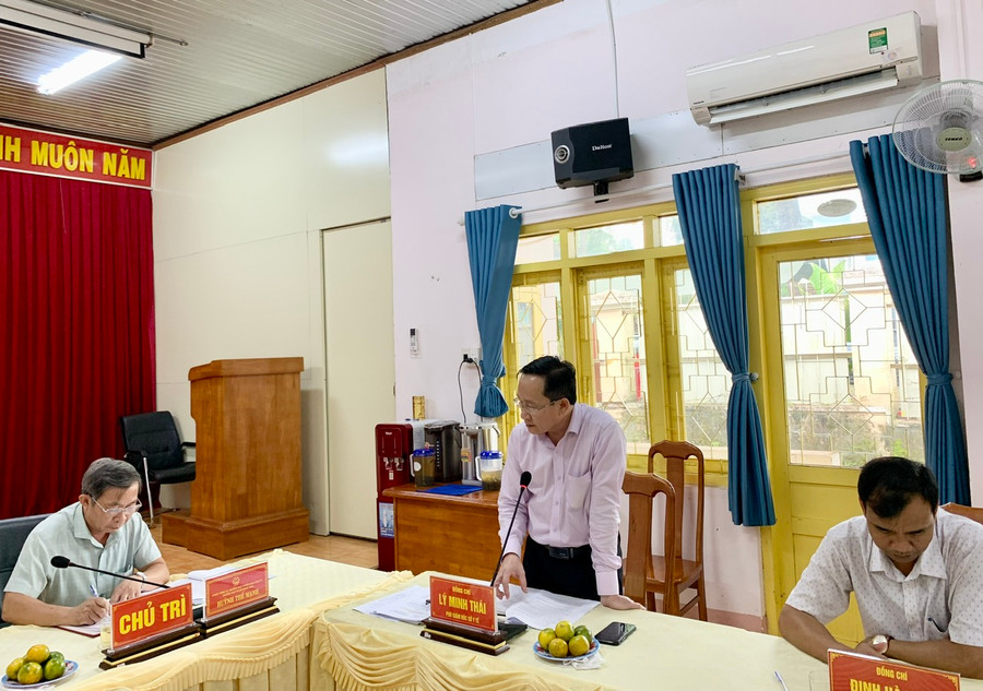 Ông Lý Minh Thái-Phó Giám đốc phụ trách Sở Y tế tỉnh báo cáo việc thực hiện cơ chế tự chủ tài chính và chế độ chính sách đối với công chức, viên chức, người lao động. Ảnh: Như Nguyện