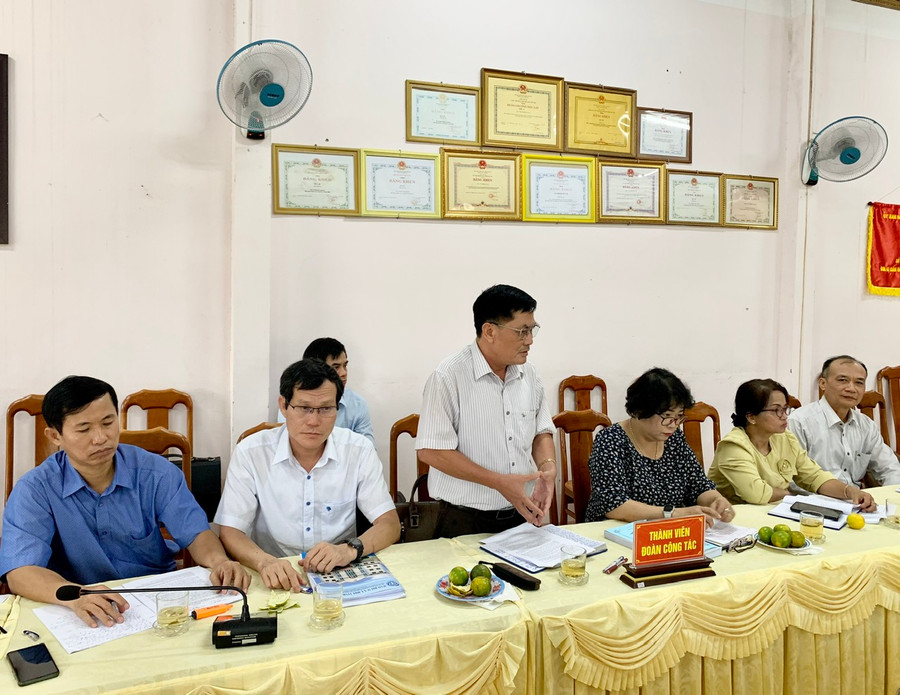 Ông Nguyễn Hữu Thọ- Tỉnh ủy viên, Bí thư Huyện ủy, Chủ tịch HĐND huyện Đak Đoa, thành viên trong đoàn khảo sát nêu ý kiến tại buổi làm việc. Ảnh: Như Nguyện