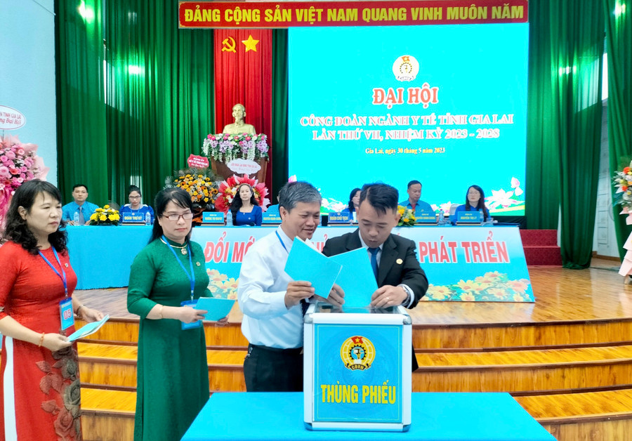 Các đại biểu bỏ phiếu bầu Ban chấp hành Công đoàn ngành Y tế Gia Lai khóa VII. Ảnh: Như Nguyện