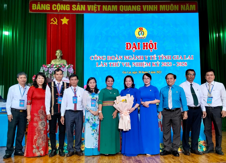 Bà Nguyễn Thị Ánh Xuân (người cầm hoa) tái đắc cử Chủ tịch Công đoàn ngành Y tế Gia Lai. Ảnh: Như Nguyện