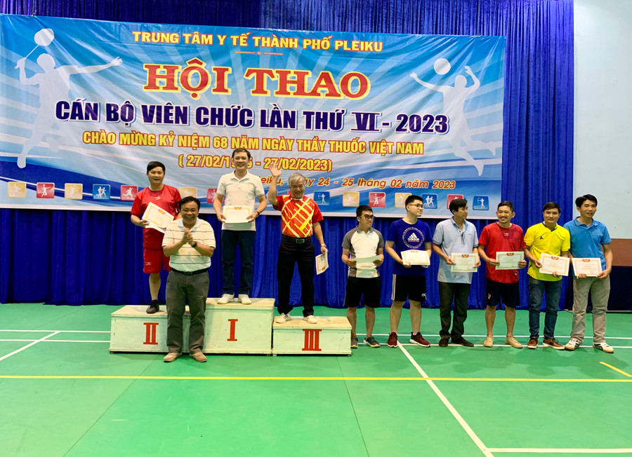 Ông Lê Thiện Thanh- Phó Giám đốc Phụ trách Trung tâm Y tế TP. Pleiku trao giải thưởng bộ môn bóng bàn đơn nam. Ảnh: Như Nguyện Ông Lê Thiện Thanh- Phó Giám đốc Phụ trách Trung tâm Y tế TP. Pleiku trao giải thưởng bộ môn bóng bàn đơn nam. Ảnh: Như Nguyện