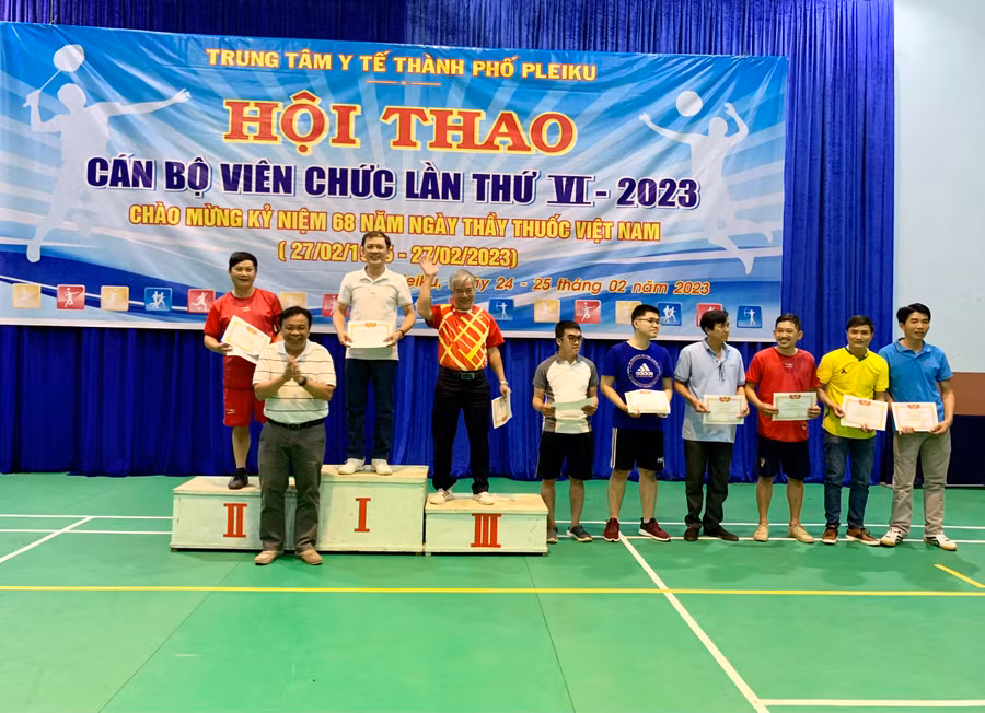 Ông Lê Thiện Thanh- Phó Giám đốc Phụ trách Trung tâm Y tế TP. Pleiku trao giải thưởng bộ môn bóng bàn đơn nam. Ảnh: Như Nguyện