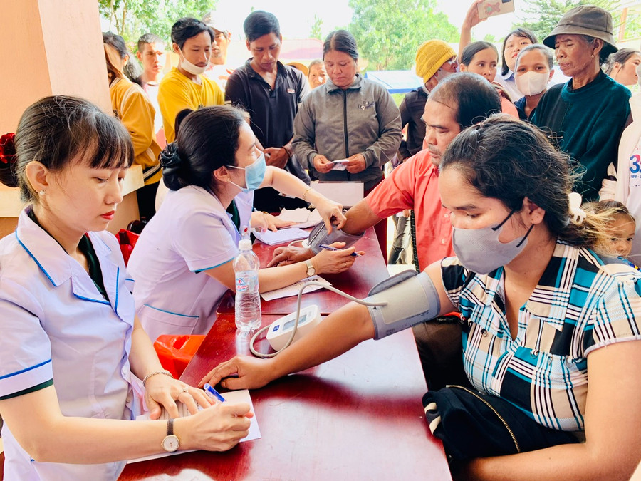 600 người dân xã Ia Pếch được khám sức khỏe, cấp thuốc miễn phí và nhận quà tại Chương trình khám bệnh vì một Việt Nam khoẻ mạnh hơn. Ảnh: Như Nguyện