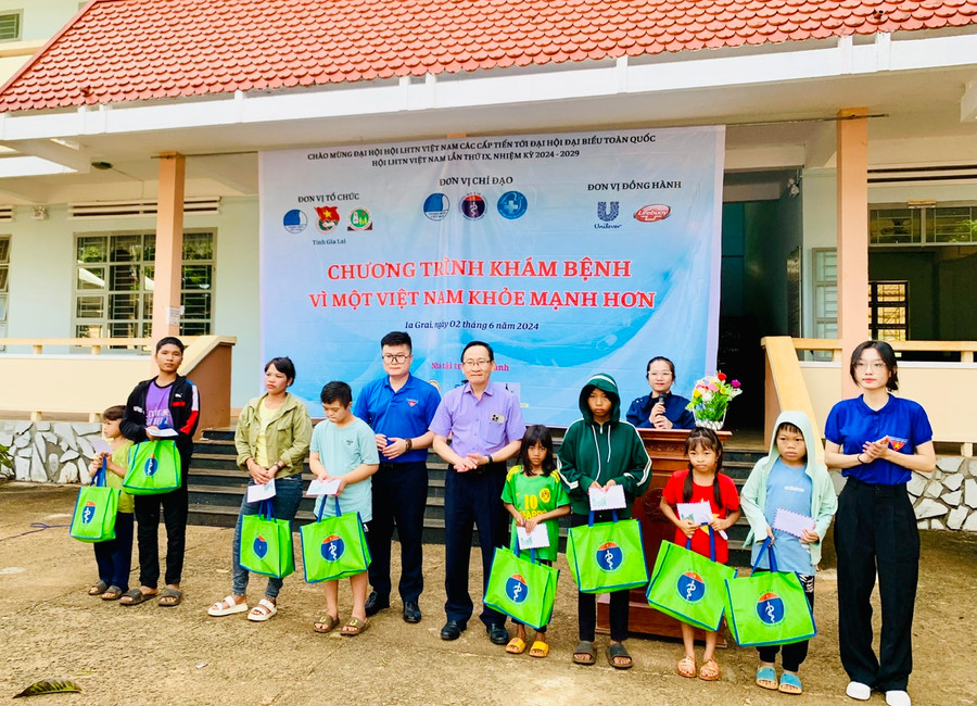 Dịp này, Ban tổ chức trao tặng 13 phần quà (mỗi suất gồm quà và 500.000 đồng tiền mặt) đến 13 trẻ em thuộc gia đình khó khăn, đối tượng chính sách trên địa bàn xã. Ảnh: Như Nguyện