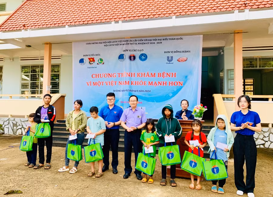 Dịp này, Ban tổ chức trao tặng 13 phần quà (mỗi suất gồm quà và 500.000 đồng tiền mặt) đến 13 trẻ em thuộc gia đình khó khăn, đối tượng chính sách trên địa bàn xã. Ảnh: Như Nguyện