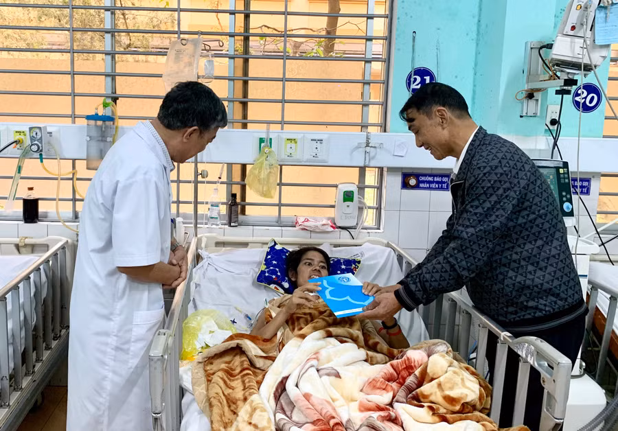 Ông Nguyễn Văn Mau (ngoài cùng bên phải)- Phó Giám đốc BHXH tỉnh trao quà đến bệnh nhân đang điều trị tại Khoa Hồi sức tích cực chống độc (Bệnh viện Đa khoa Gia Lai). Ảnh: Như Nguyện