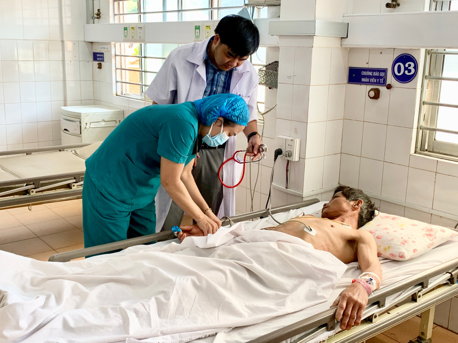 Bác sĩ Luân thăm khám cho bệnh nhân. Ảnh: Như Nguyện Bác sĩ Luân thăm khám cho bệnh nhân. Ảnh: Như Nguyện