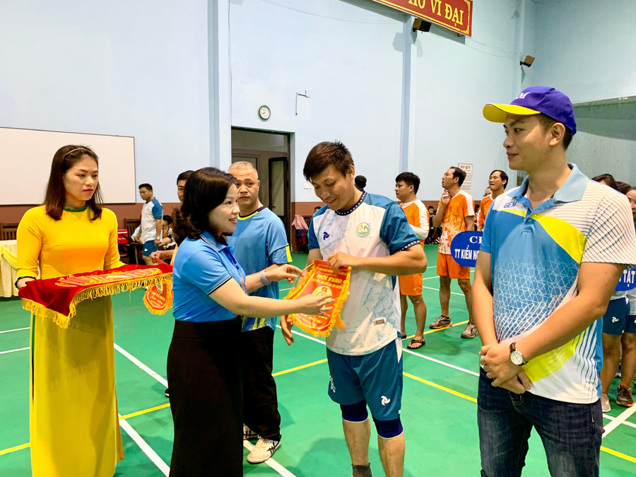Bà Nguyễn Thị Ánh Xuân- Chủ tịch Công đoàn ngành Y tế Gia Lai tặng cờ lưu niệm cho các đội tham gia hội thao. Ảnh: Như Nguyện