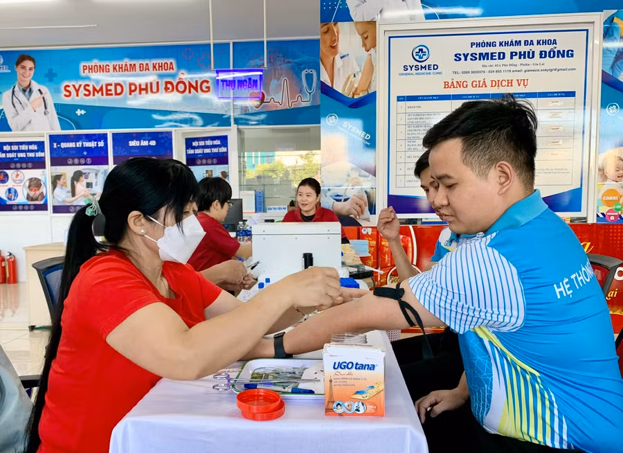 Cán bộ y tế Bệnh viện Quân y 211 xét nghiệm sàng lọc cho người tham gia hiến máu tình nguyện tại Chương trình hiến máu tình nguyện Giọt hồng hệ thống y tế GEM. Ảnh: Như Nguyện