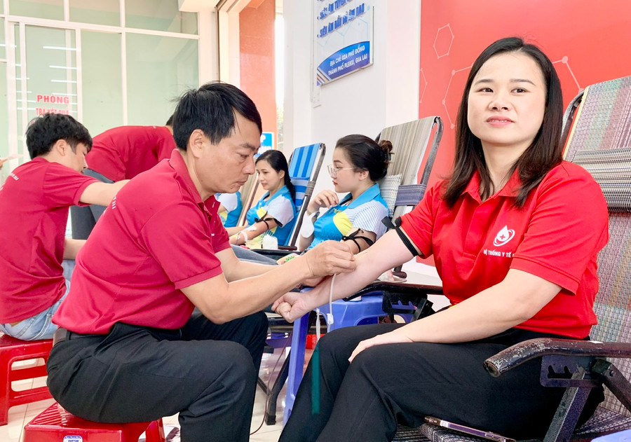 Cán bộ, nhân viên Hệ thống y tế GEM hăng hái hiến máu tình nguyện. Ảnh: Như Nguyện Cán bộ, nhân viên Hệ thống y tế GEM hăng hái hiến máu tình nguyện. Ảnh: Như Nguyện