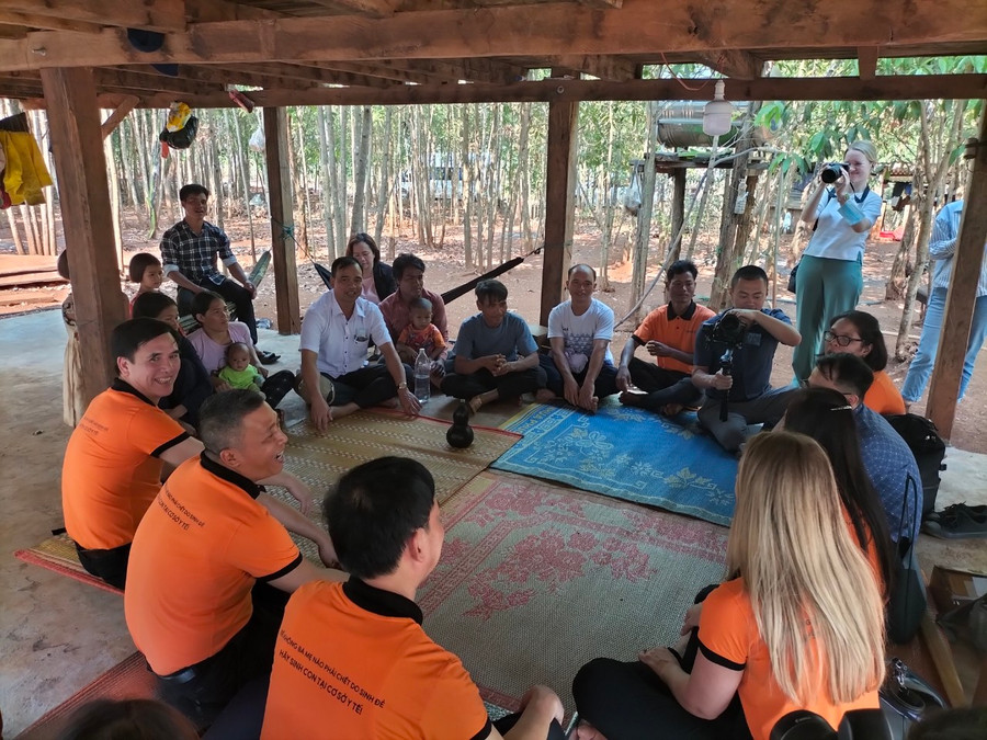 Đoàn chuyên gia UNFPA tại Việt Nam, Quỹ MSD for Mothers (MSD vì các bà mẹ) thăm hộ đồng bào dân tộc thiểu số tại làng Ar Dêt, xã Đê Ar, huyện Mang Yang. Ảnh: Như Nguyện Đoàn chuyên gia UNFPA tại Việt Nam, Quỹ MSD for Mothers (MSD vì các bà mẹ) thăm hộ đồng bào dân tộc thiểu số tại làng Ar Dêt, xã Đê Ar, huyện Mang Yang. Ảnh: Như Nguyện