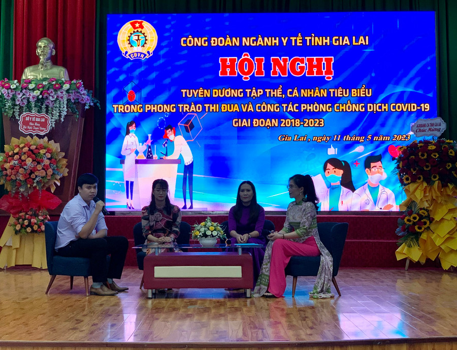 Các cá nhân tiêu biểu trong phong trào thi đua của ngành Y tế Gia Lai giai đoạn 2018-2023 giao lưu tại Hội nghị tuyên dương vừa qua. Ảnh: Như Nguyện