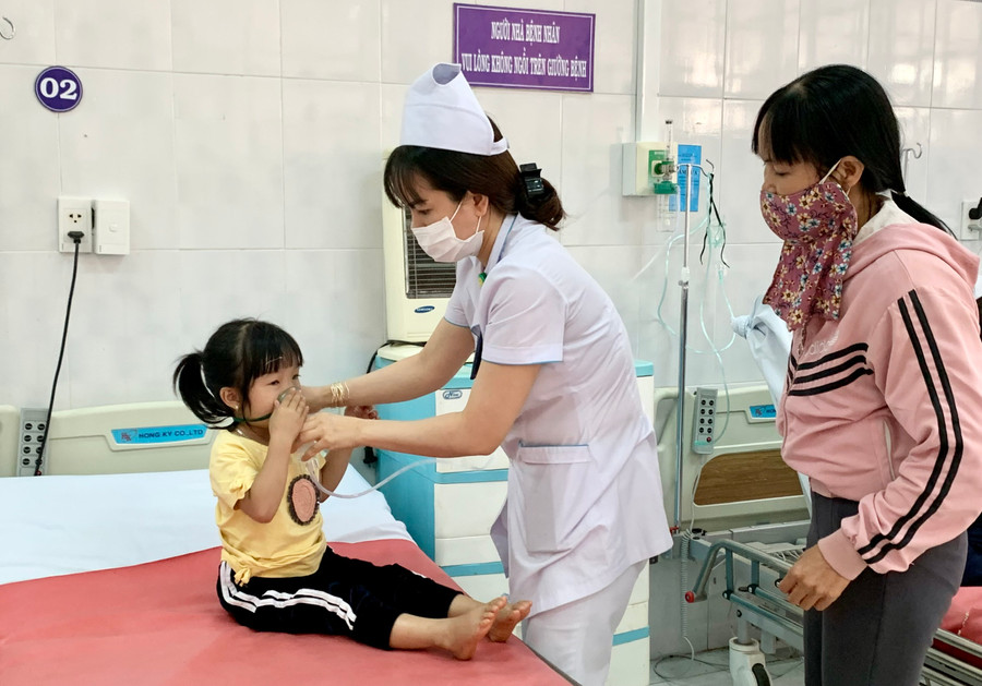Cấp cứu cho bệnh nhi tại Bệnh viện Nhi Gia Lai. Ảnh: Như Nguyện Cấp cứu cho bệnh nhi tại Bệnh viện Nhi Gia Lai. Ảnh: Như Nguyện