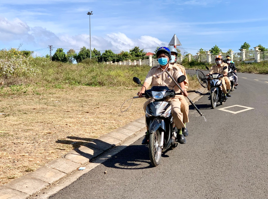 Đội xử lý chó thả rông phường Tây Sơn (TP. Pleiku) trên đường di chuyển thực hiện nhiệm vụ. Ảnh: Như Nguyện Đội xử lý chó thả rông phường Tây Sơn (TP. Pleiku) trên đường di chuyển thực hiện nhiệm vụ. Ảnh: Như Nguyện