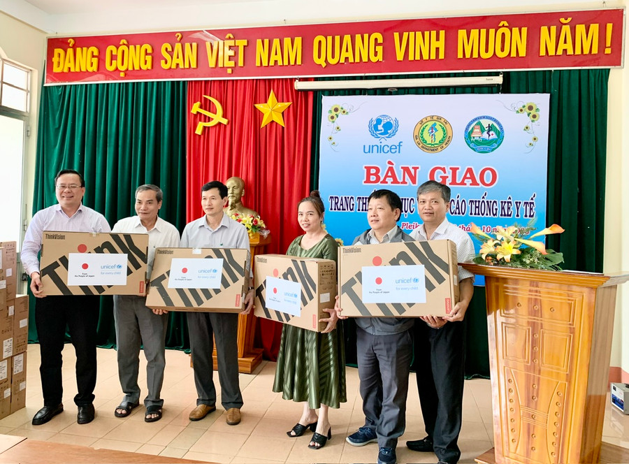 Đại diện Sở Y tế bàn giao trang thiết bị cho các đơn vị. Ảnh: Như Nguyện Đại diện Sở Y tế bàn giao trang thiết bị cho các đơn vị. Ảnh: Như Nguyện