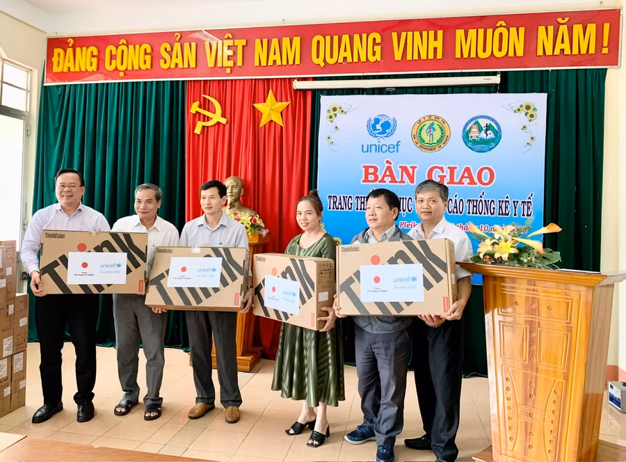 Đại diện Sở Y tế bàn giao trang thiết bị cho các đơn vị. Ảnh: Như Nguyện