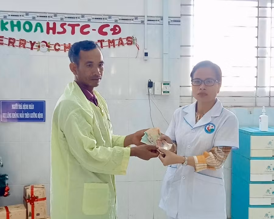 Điều dưỡng Khoa Hồi sức tích cực chống độc (Bệnh viện Nhi Gia Lai) trao tiền hỗ trợ của Mạnh Thường Quân cho đại diện gia đình 3 em. Ảnh: Như Nguyện
