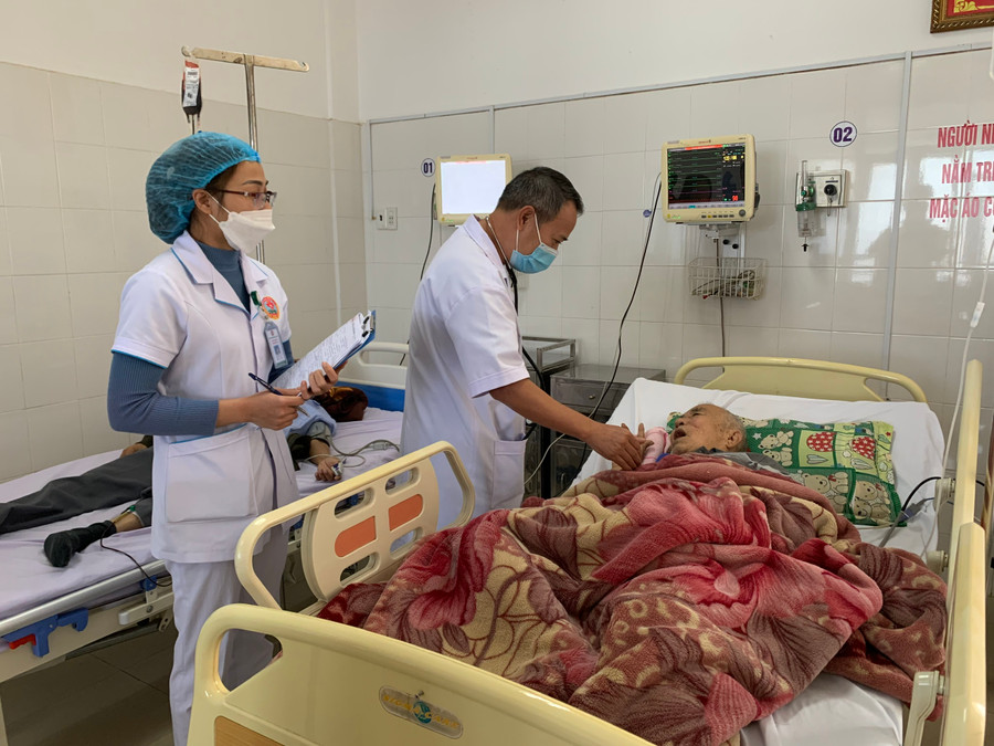 Trung tá, bác sĩ Trịnh Quang Xuân-Trưởng khoa Hồi sức cấp cứu (Bệnh viện Quân y 15) thăm khám cho bệnh nhân. Ảnh: Như Nguyện Trung tá, bác sĩ Trịnh Quang Xuân-Trưởng khoa Hồi sức cấp cứu (Bệnh viện Quân y 15) thăm khám cho bệnh nhân. Ảnh: Như Nguyện