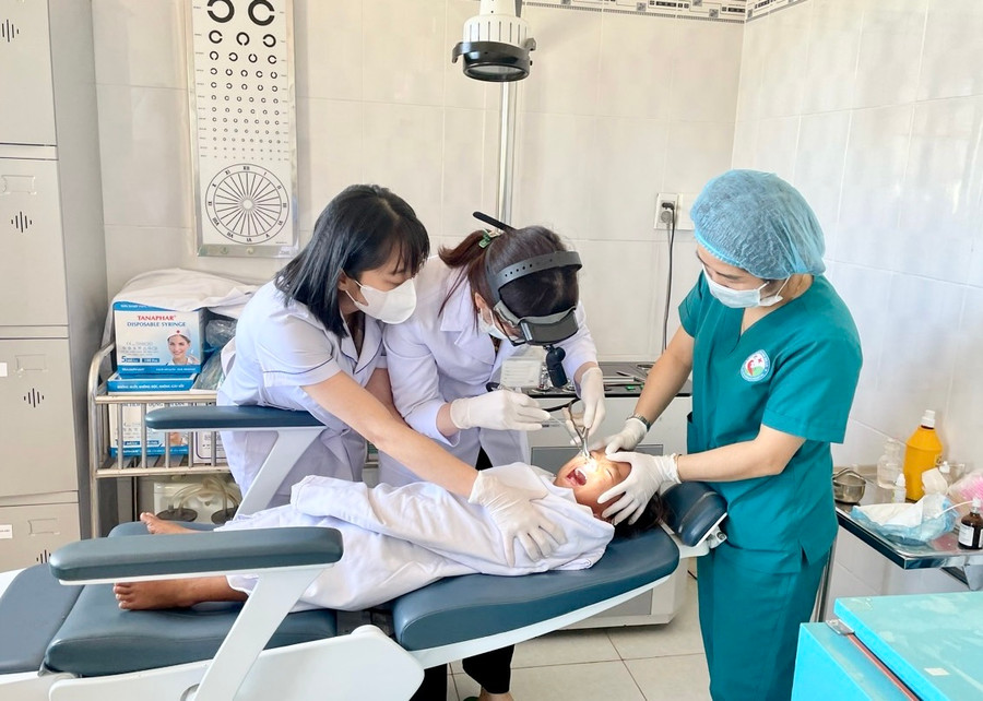 Y, bác sĩ thực hiện gắp dị vật trong mũi cho bé gái 4 tuổi sáng 15-2. Ảnh: Bệnh viện cung cấp