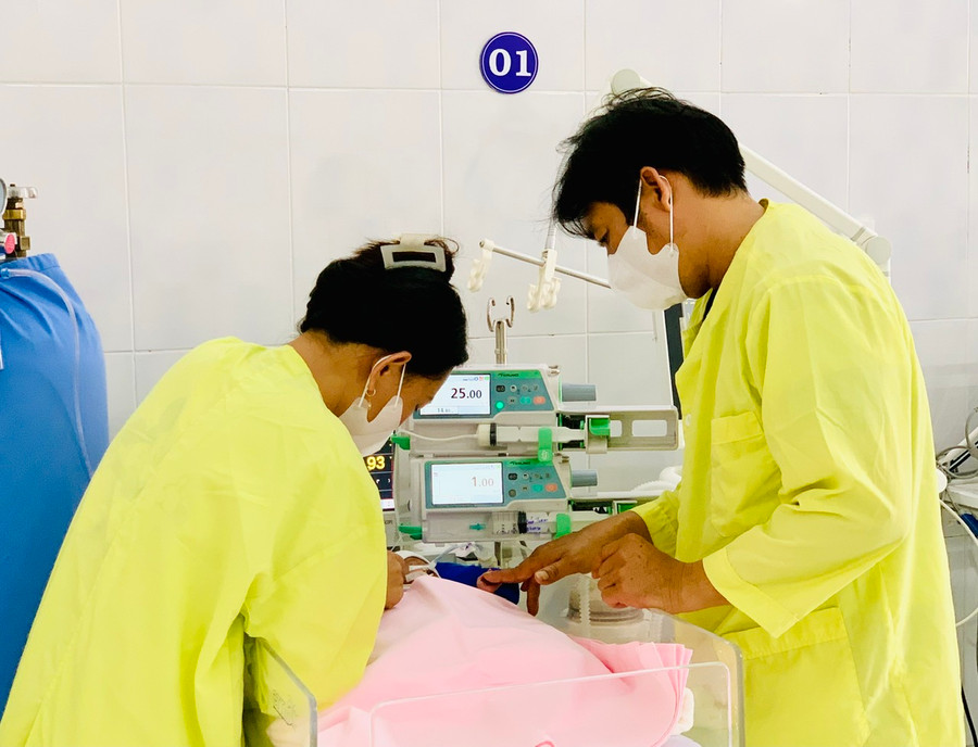 Vợ chồng chị N.T.D.L. đang chăm sóc bé. Ảnh: Như Nguyện Vợ chồng chị N.T.D.L. đang chăm sóc bé. Ảnh: Như Nguyện