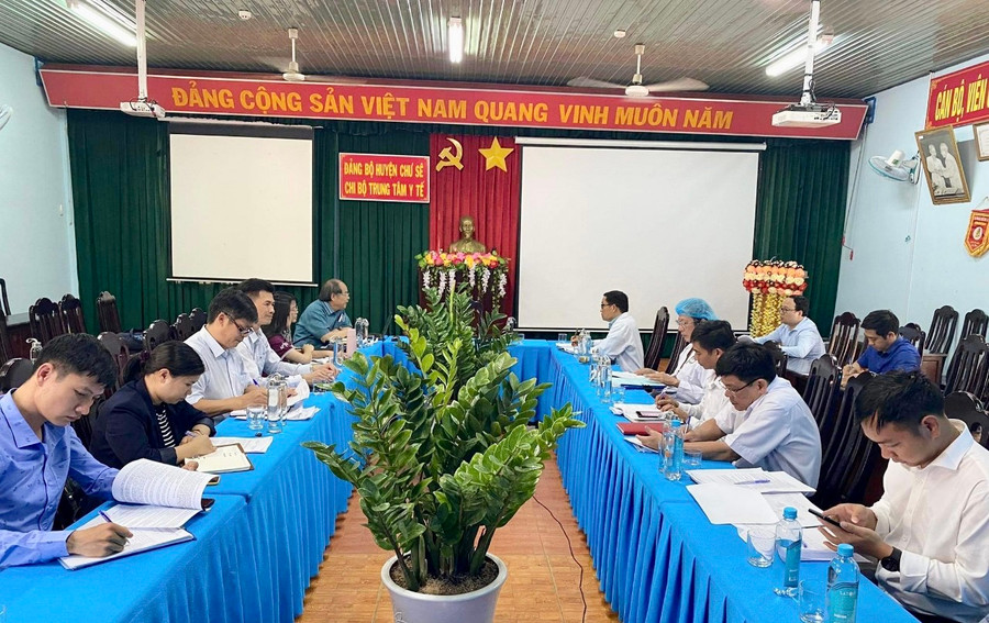 Đoàn công tác làm việc tại Trung tâm Y tế huyện Chư Sê. Ảnh: CDC Gia Lai