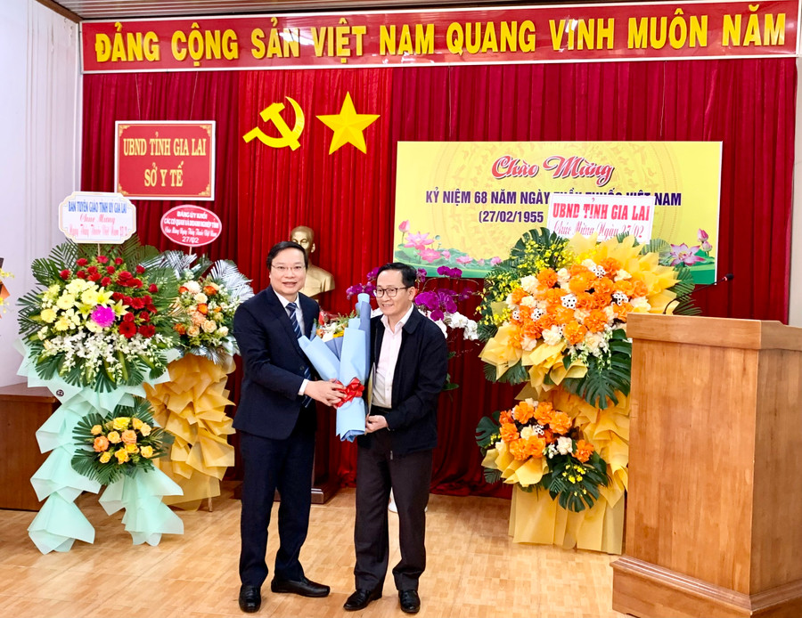 Chủ tịch UBND tỉnh Trương Hải Long trao Quyết định giao quản lý, điều hành Sở Y tế cho bác sĩ Lý Minh Thái-Phó Giám đốc Sở Y tế tỉnh. Ảnh: Như Nguyện Chủ tịch UBND tỉnh Trương Hải Long trao Quyết định giao quản lý, điều hành Sở Y tế cho bác sĩ Lý Minh Thái-Phó Giám đốc Sở Y tế tỉnh. Ảnh: Như Nguyện