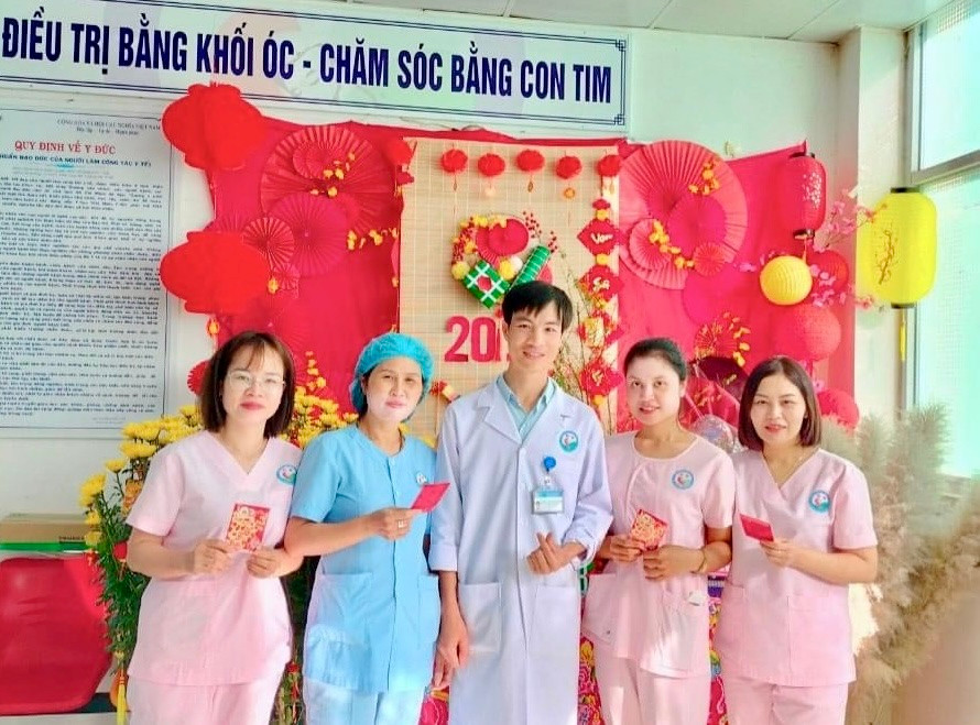Y, bác sĩ Khoa Sơ sinh (Bệnh viện Nhi Gia Lai) đón Tết tại bệnh viện và chụp ảnh lưu niệm tại khoa ngày mùng 1 Tết. Ảnh đơn vị cung cấp Y, bác sĩ Khoa Sơ sinh (Bệnh viện Nhi Gia Lai) đón Tết tại bệnh viện và chụp ảnh lưu niệm tại khoa ngày mùng 1 Tết. Ảnh đơn vị cung cấp