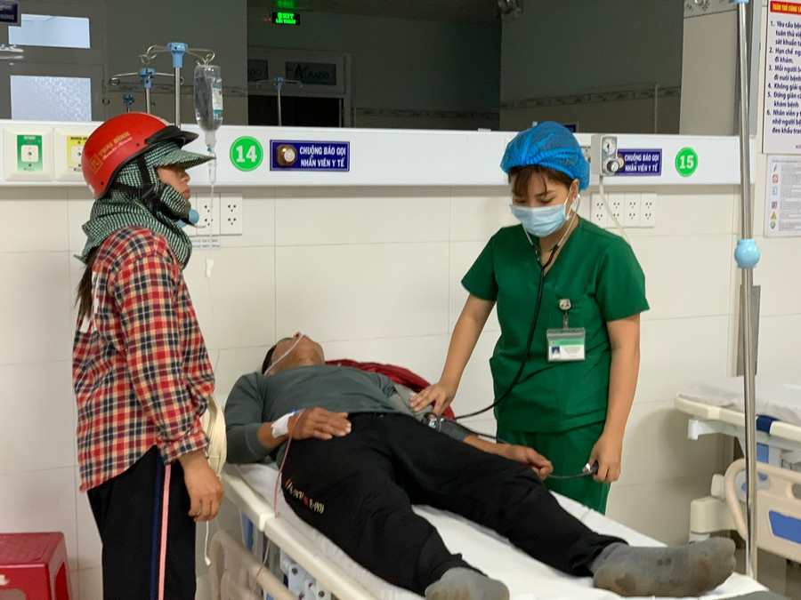 Nhân viên y tế Khoa Cấp cứu (Bệnh viện Đa khoa Gia Lai) chăm sóc cho một bệnh nhân đến cấp cứu trong đêm giao thừa. Ảnh: Như Nguyện Nhân viên y tế Khoa Cấp cứu (Bệnh viện Đa khoa Gia Lai) chăm sóc cho một bệnh nhân đến cấp cứu trong đêm giao thừa. Ảnh: Như Nguyện