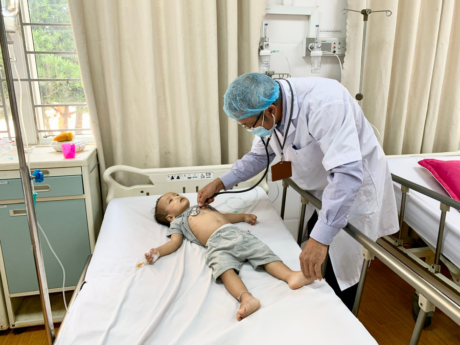 Bác sĩ thăm khám cho một bệnh nhi tại Trung tâm Y tế huyện Chư Sê. Ảnh: Như Nguyện Bác sĩ thăm khám cho một bệnh nhi tại Trung tâm Y tế huyện Chư Sê. Ảnh: Như Nguyện