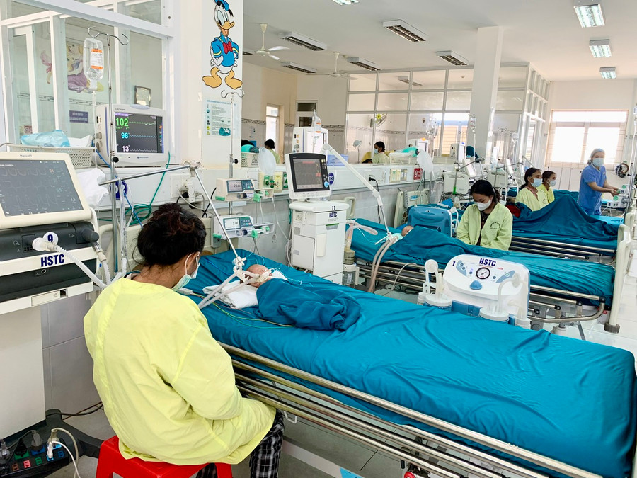 Bệnh nhân nằm điều trị tại Khoa Hồi sức tích cực chống độc (Bệnh viện Nhi Gia Lai). Ảnh: Như Nguyện Bệnh nhân nằm điều trị tại Khoa Hồi sức tích cực chống độc (Bệnh viện Nhi Gia Lai). Ảnh: Như Nguyện