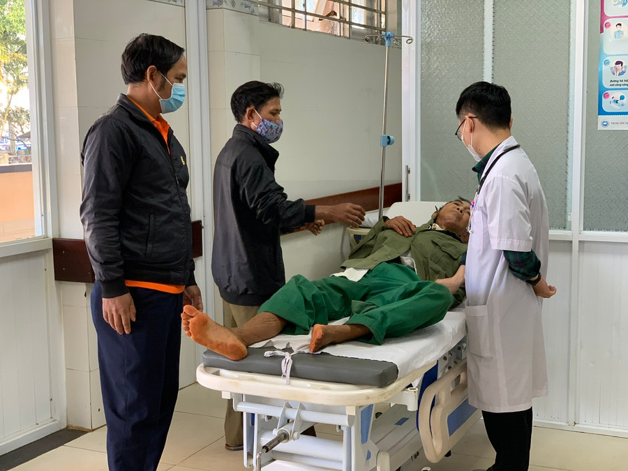 Khám chữa bệnh cho người dân tại Khoa Cấp cứu (Bệnh viện Đa khoa Gia Lai). Ảnh: Như Nguyện