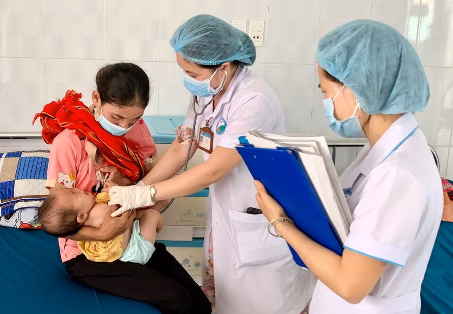 Đoàn công tác của Bộ Y tế kiểm tra thực tế công tác phòng-chống SXH, TCM tại TP. Pleiku, Bệnh viện Đa khoa tỉnh, Bệnh viện Nhi Gia Lai. Ảnh: Như Nguyện