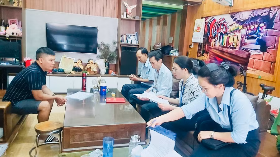 Đoàn kiểm tra lập biên bản vi phạm đối với Hộ kinh doanh Gia Phát (263 Quang Trung, thị trấn Chư Ty, huyện Đức Cơ). Ảnh: Đoàn kiểm tra cung cấp