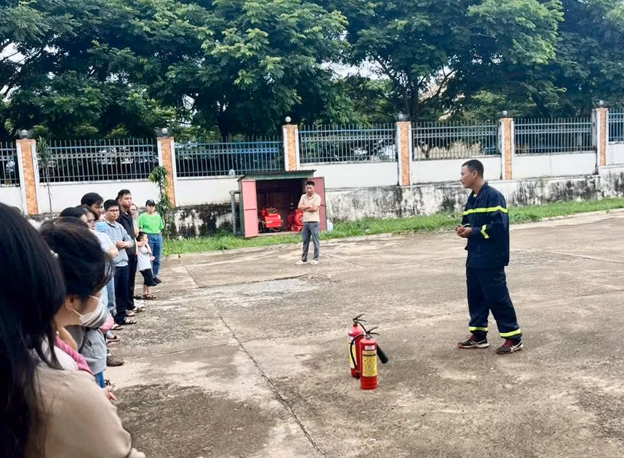 Cảnh sát PCCC và CNCH hướng dẫn kiến thức, kỹ năng, nghiệp vụ về chữa cháy cho cán bộ, y bác sĩ, nhân viên bệnh viện Nhi Gia Lai. Ảnh: Như Nguyện