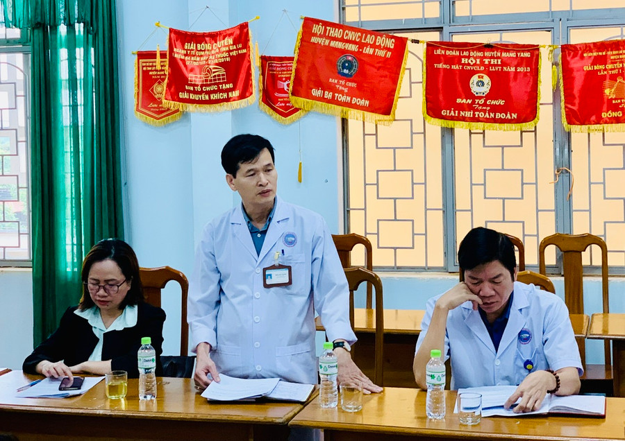Lãnh đạo Trung tâm Y tế huyện Mang Yang báo cáo tại buổi giám sát. Ảnh: Như Nguyện Lãnh đạo Trung tâm Y tế huyện Mang Yang báo cáo tại buổi giám sát. Ảnh: Như Nguyện