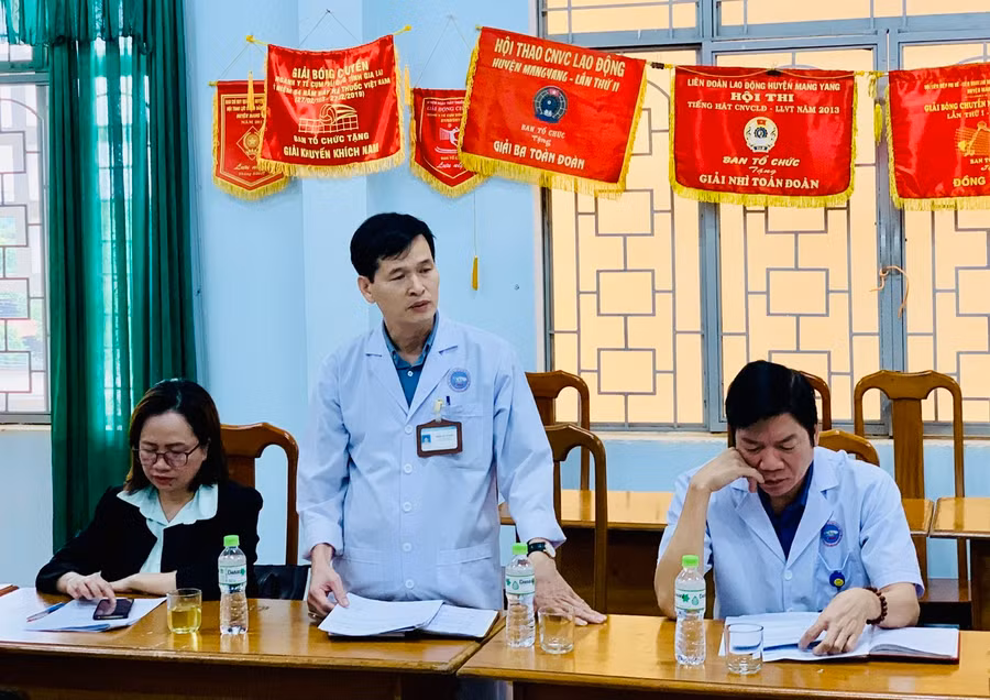 Lãnh đạo Trung tâm Y tế huyện Mang Yang báo cáo tại buổi giám sát. Ảnh: Như Nguyện