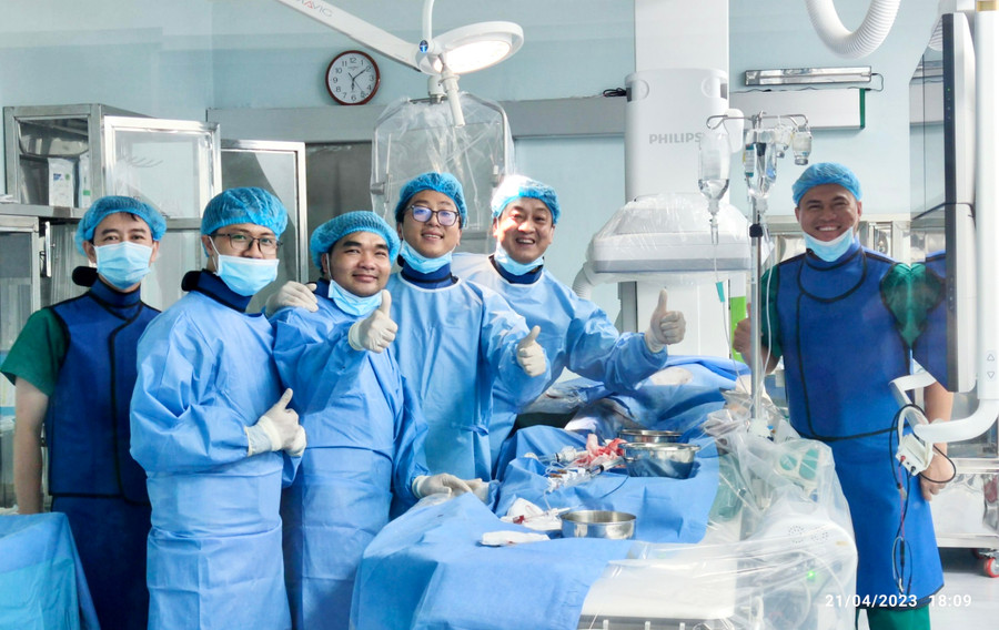Niềm vui của ekip bác sĩ Khoa Tim mạch (Bệnh viện Đa khoa tỉnh) sau khi can thiệp mạch thành công cho bệnh nhân Rơ Lan PYéo. Ảnh bác sĩ cung cấp. Niềm vui của ekip bác sĩ Khoa Tim mạch (Bệnh viện Đa khoa tỉnh) sau khi can thiệp mạch thành công cho bệnh nhân Rơ Lan PYéo. Ảnh bác sĩ cung cấp.