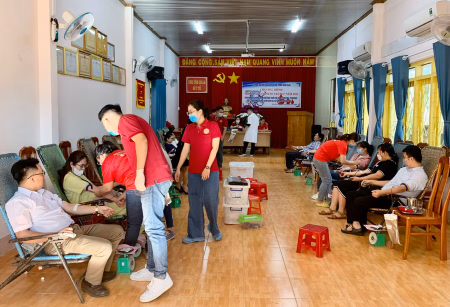 Gần 100 cán bộ, nhân viên y tế tham gia hiến máu tình nguyện tại Chương trình "Giọt hồng Blouse trắng" năm 2023. Ảnh: Như Nguyện