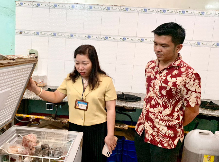 Công tác thanh tra, kiểm tra, được tỉnh Gia Lai tăng cường, đẩy mạnh và xử lý nghiêm các hành vi vi phạm về ATTP. Ảnh: Như Nguyện Công tác thanh tra, kiểm tra, được tỉnh Gia Lai tăng cường, đẩy mạnh và xử lý nghiêm các hành vi vi phạm về ATTP. Ảnh: Như Nguyện