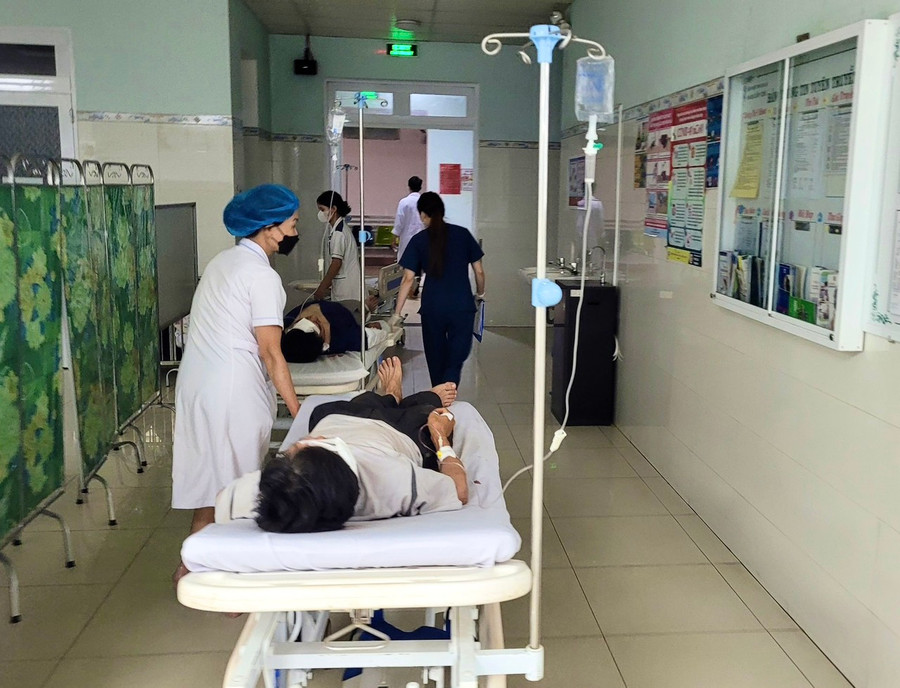 Y, bác sĩ Bệnh viện Đa khoa tỉnh Gia Lai tiếp nhận, cấp cứu các trường hợp bị tai nạn giao thông tại Chư Sê hôm 30-4. Ảnh: Minh Triều