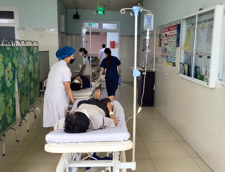 Y, bác sĩ Bệnh viện Đa khoa tỉnh Gia Lai tiếp nhận, cấp cứu các trường hợp bị tai nạn giao thông tại Chư Sê hôm 30-4. Ảnh: Minh Triều