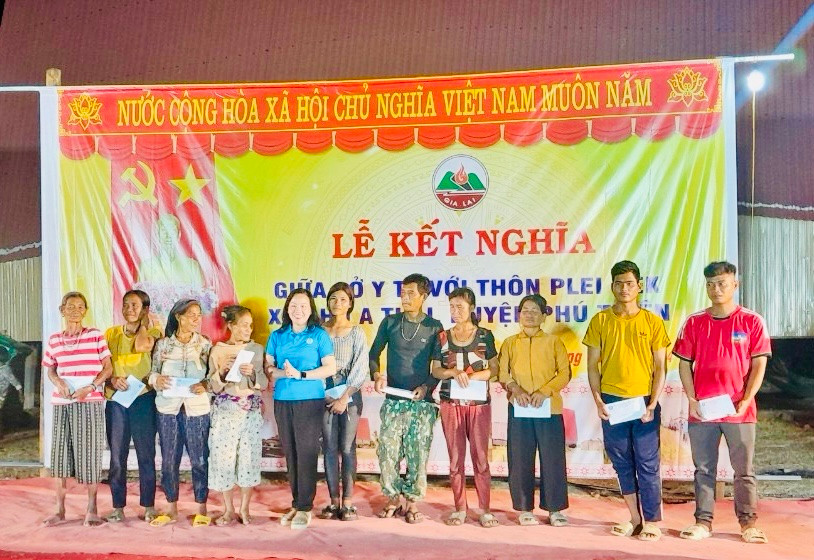 Bà Nguyễn Thị Ánh Xuân (áo xanh dương)-Chủ tịch Công đoàn ngành Y tế tỉnh trao tặng 10 suất quà (mỗi suất 300.000 đồng tiền mặt) đến các hộ nghèo, khó khăn thôn Plei Hek. Ảnh: Như Nguyện Bà Nguyễn Thị Ánh Xuân (áo xanh dương)-Chủ tịch Công đoàn ngành Y tế tỉnh trao tặng 10 suất quà (mỗi suất 300.000 đồng tiền mặt) đến các hộ nghèo, khó khăn thôn Plei Hek. Ảnh: Như Nguyện
